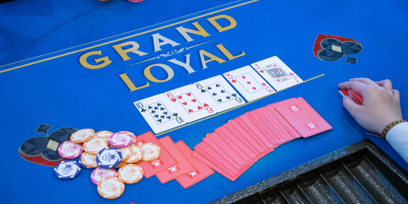 Bàn Poker nội dung chơi nhiều người (Sit & Go)